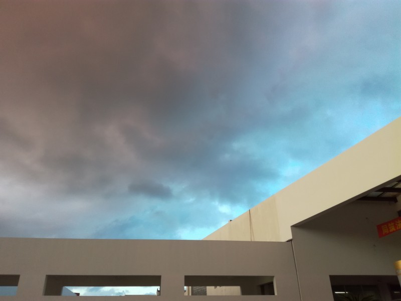 空中的烏雲圖片