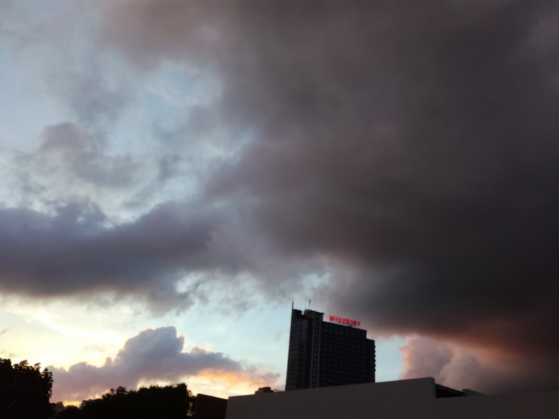 空中的烏雲圖片