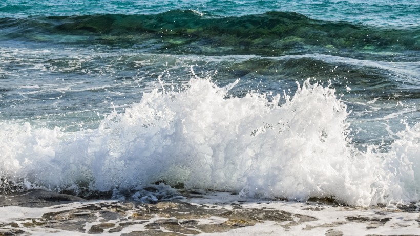 大海中的海浪圖片