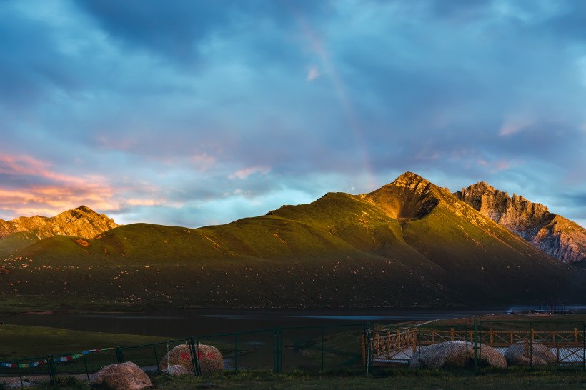 群山峻嶺風景圖片