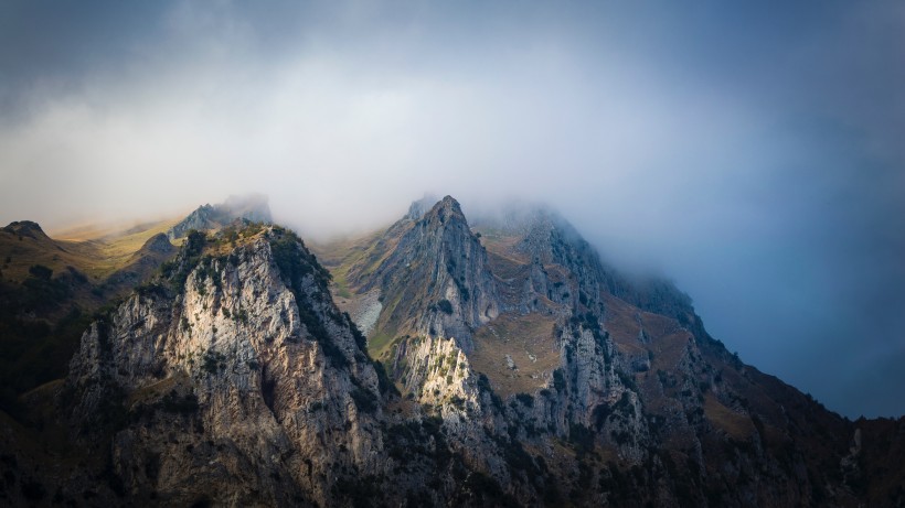 陡峭的山峰圖片