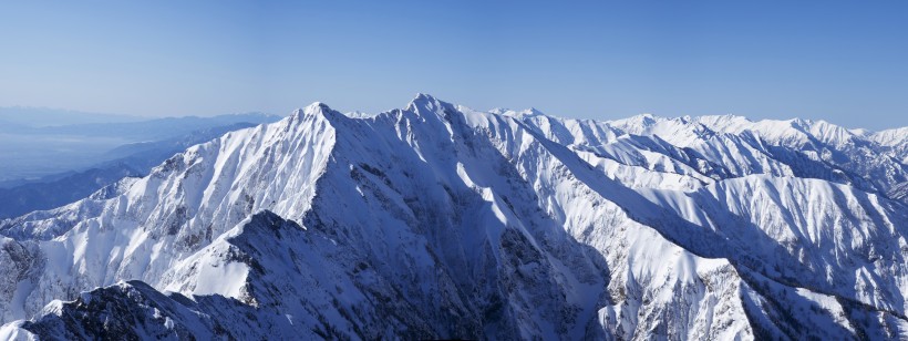 陡峭的山峰圖片