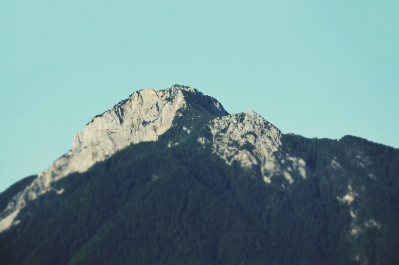 陡峭的山峰圖片