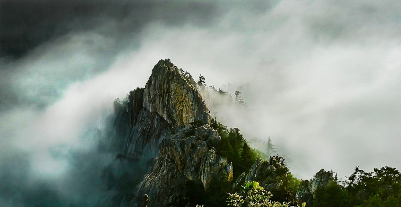 陡峭的山峰圖片