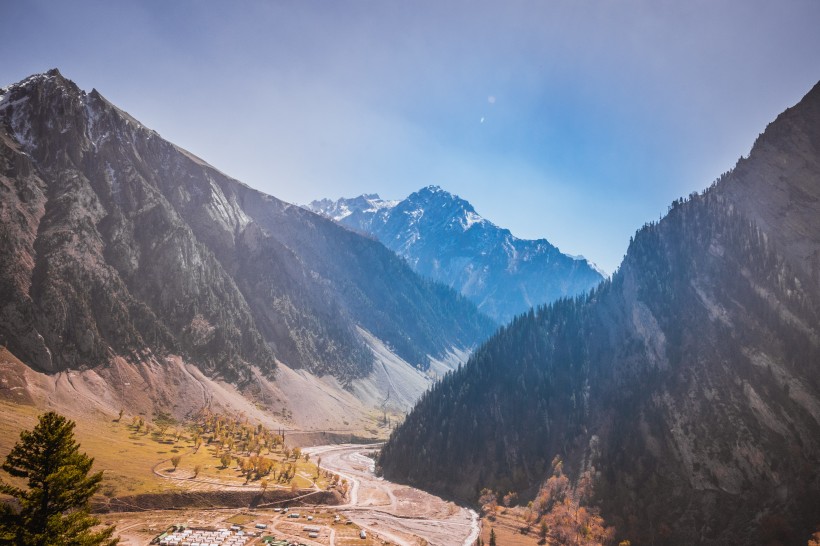 層疊的山巒圖片