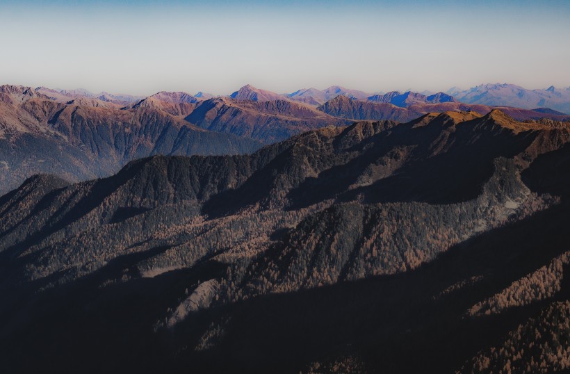 峻峭的山巒圖片