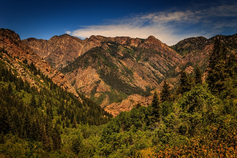 峻峭的山巒圖片