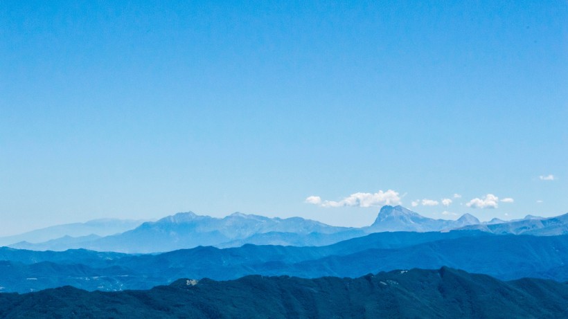 層疊的山巒圖片