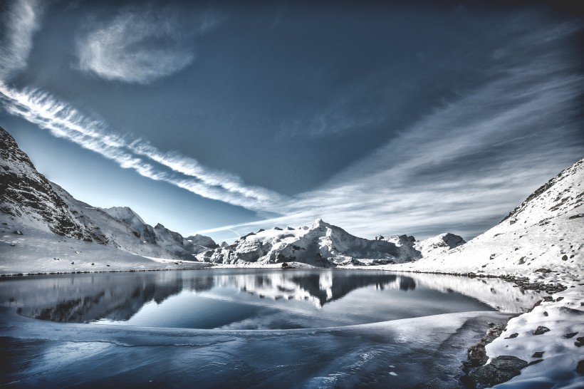 美麗的山區雪景圖片