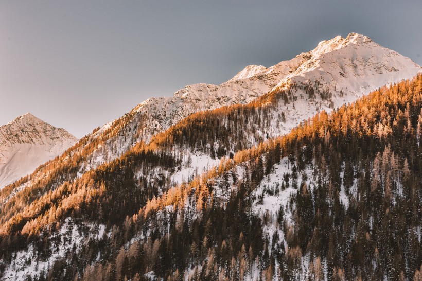 美麗的山區雪景圖片