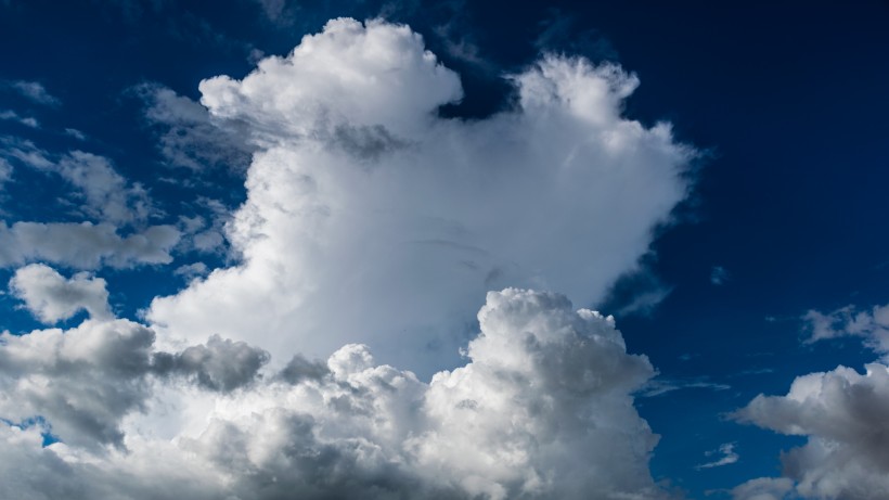 天空中的白雲圖片