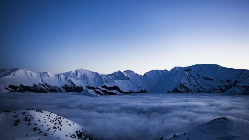 巍峨秀麗的雪山圖片