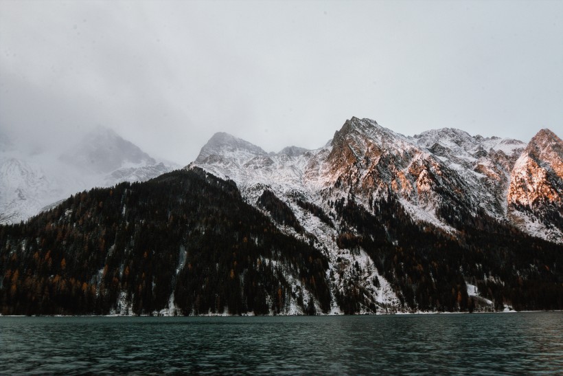 巍峨秀麗的雪山圖片