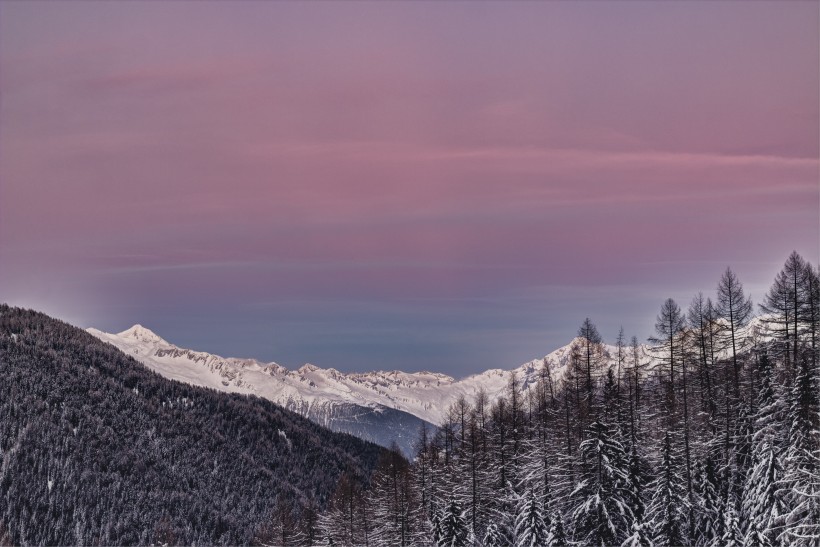 巍峨秀麗的雪山圖片