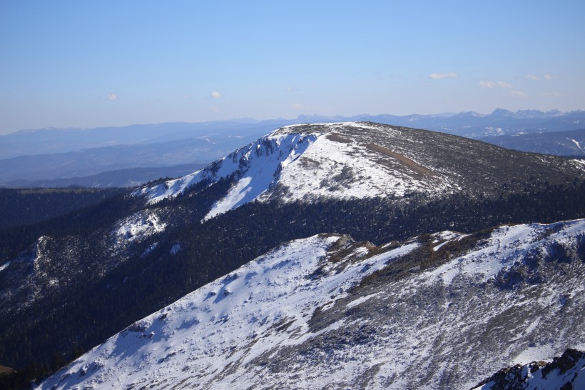 連綿的雪山風景圖片