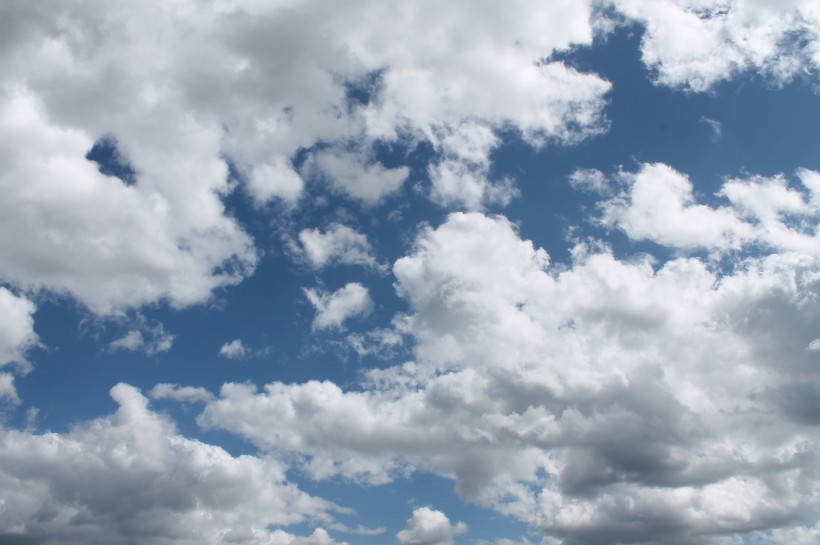 高空中潔白的雲朵圖片