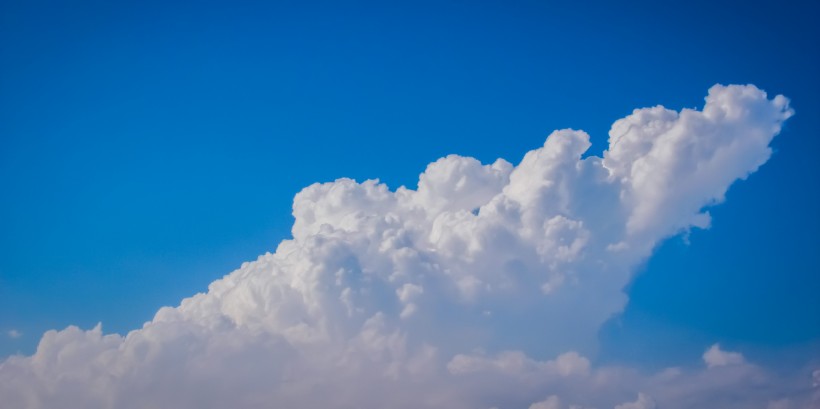 高空中潔白的雲朵圖片