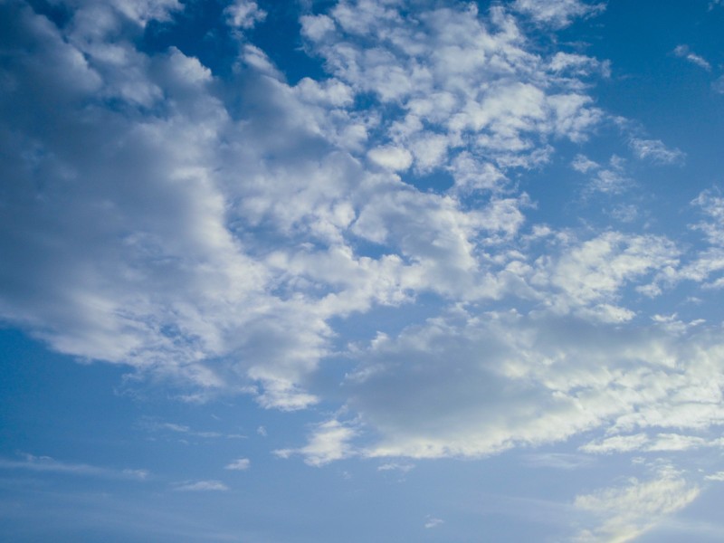 高空中潔白的雲朵圖片