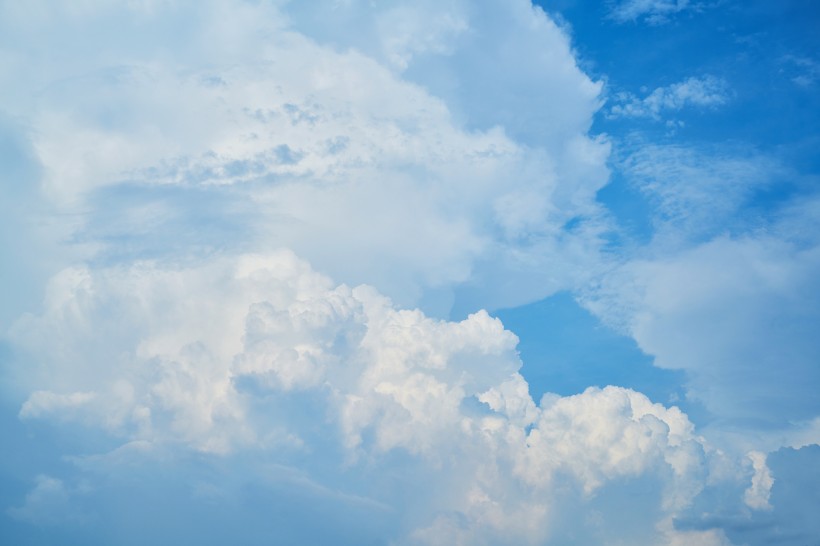 高空中潔白的雲朵圖片