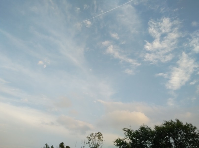 天空中飄動的白雲圖片
