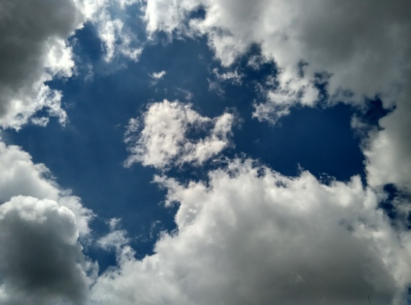 天空中飄動的白雲圖片
