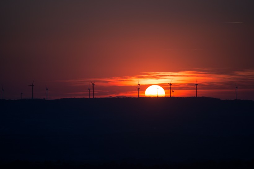 橙紅色的夕陽圖片
