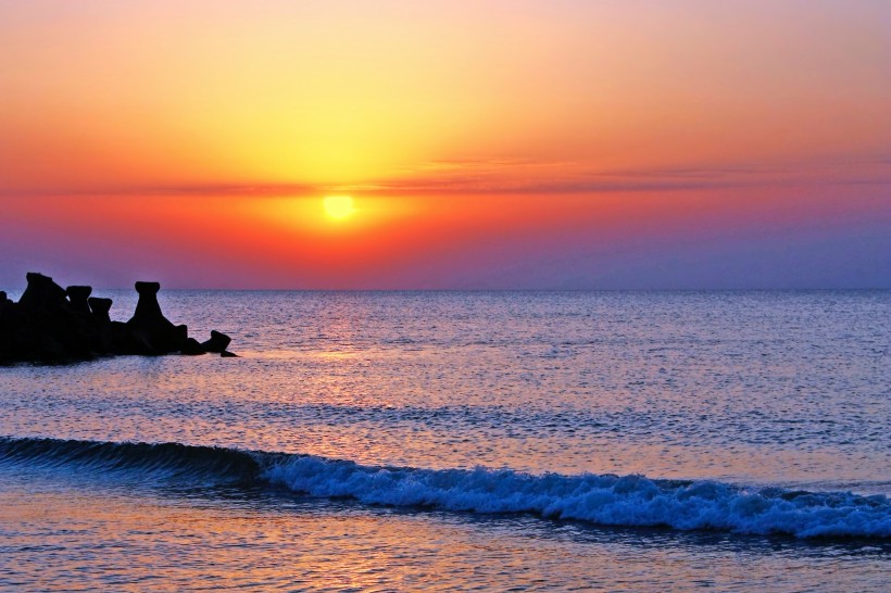 橙紅色的夕陽圖片