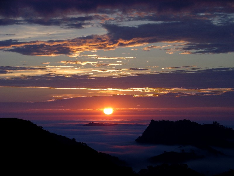 橙紅色的夕陽圖片