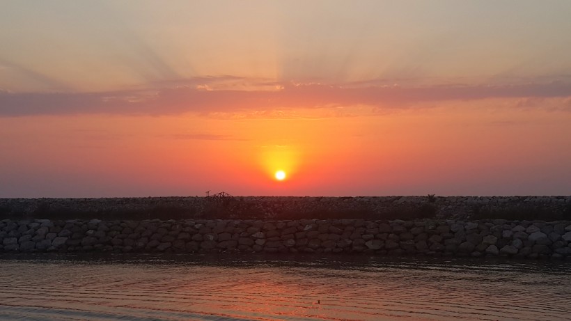橙紅色的夕陽圖片
