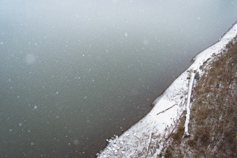 冬天下雪時的美景圖片