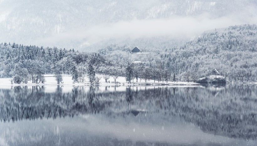 冬天下雪時的美景圖片