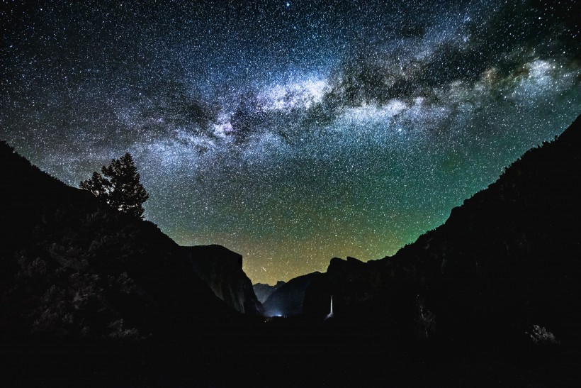 繁星點點的夜空圖片