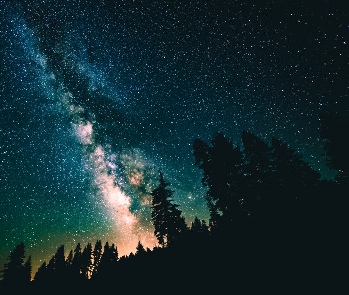 繁星點點的夜空圖片