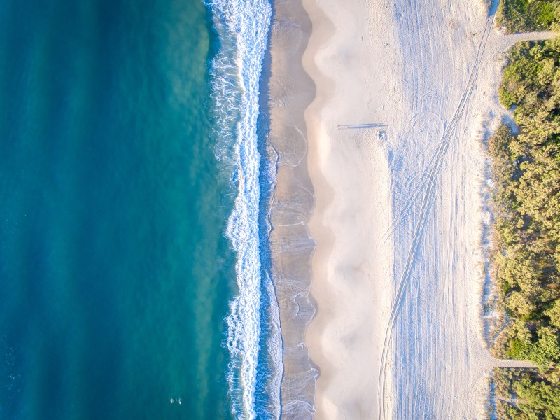 海浪拍打海灘俯視圖圖片