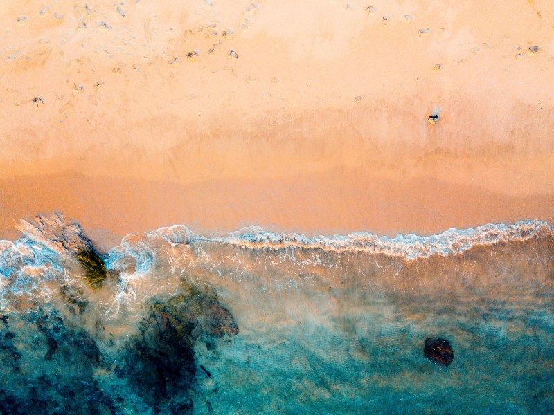 海浪拍打海灘俯視圖圖片