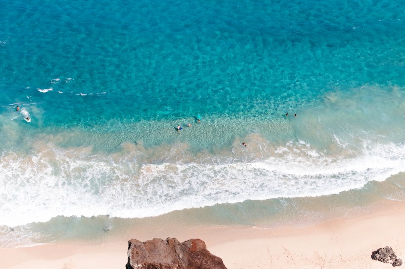 海浪拍打海灘俯視圖圖片