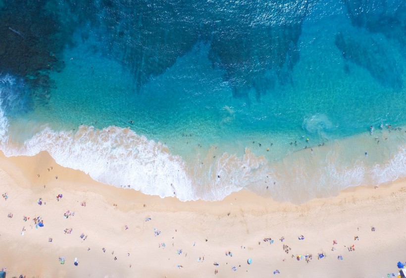 海浪拍打海灘俯視圖圖片