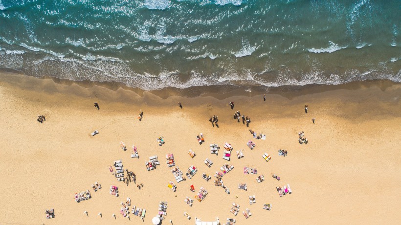 海浪拍打海灘俯視圖圖片