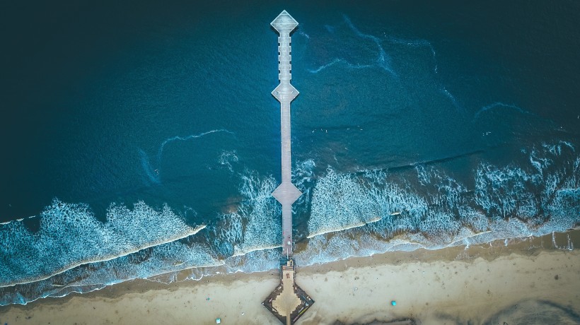 海浪拍打海灘俯視圖圖片