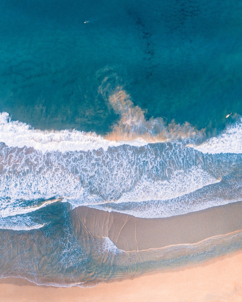 海浪拍打海灘俯視圖圖片