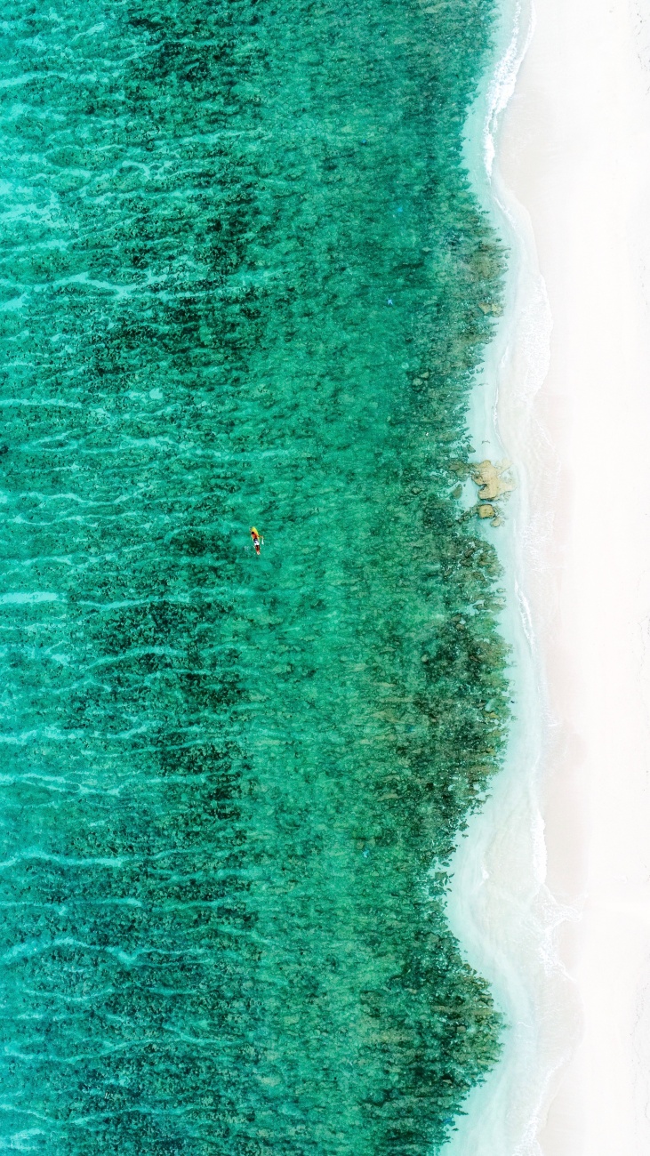 海浪拍打海灘俯視圖圖片