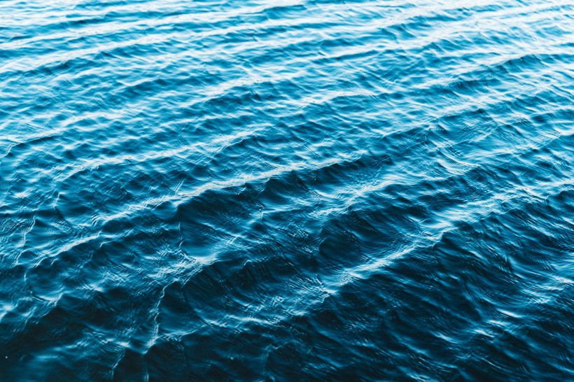 泛着波紋的平靜海面圖片