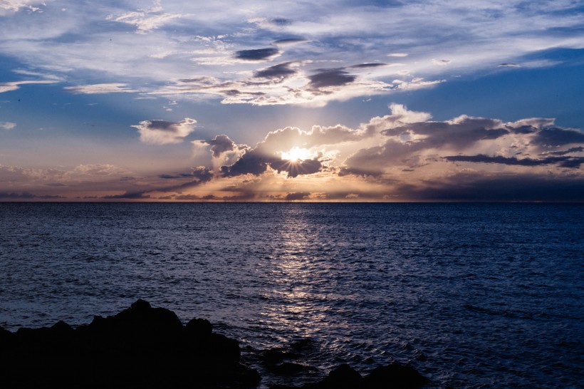 海面上的日出風景圖片