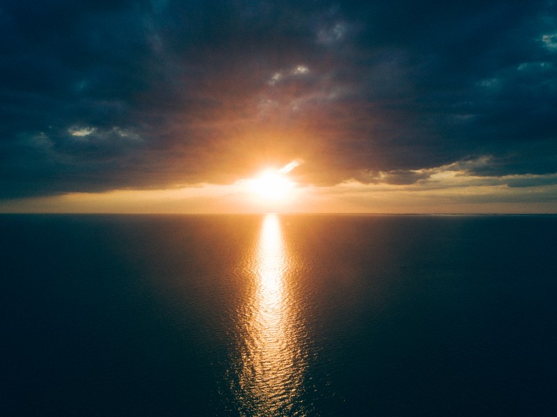 海面上的日出風景圖片