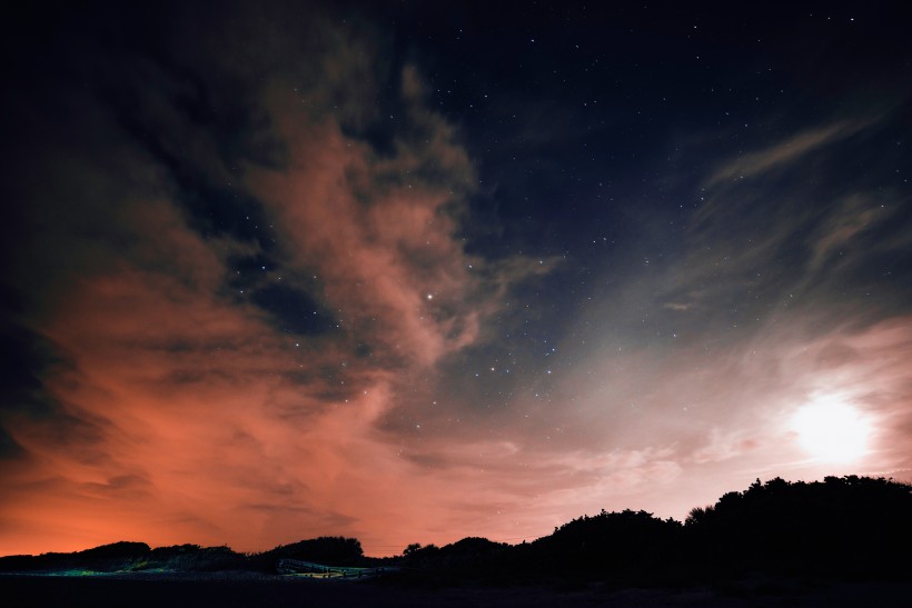 黃昏時天邊的雲彩圖片