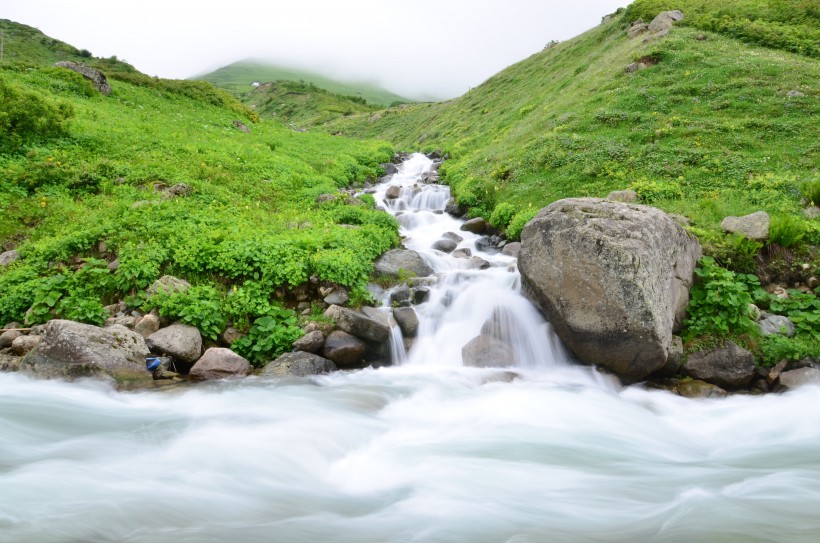 涓涓流淌的溪水圖片