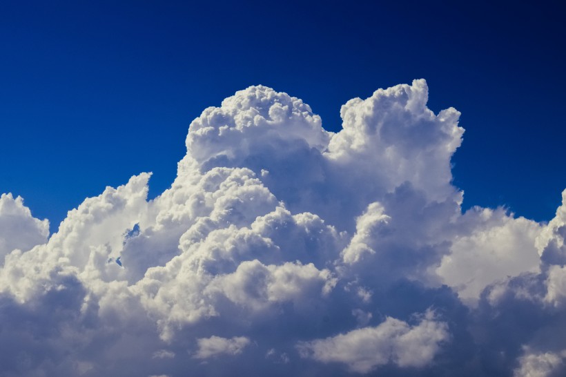 天空中變幻莫測的白雲圖片
