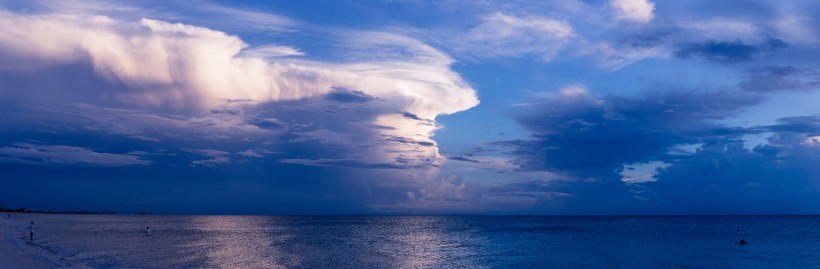 遼無邊際的藍天白雲圖片