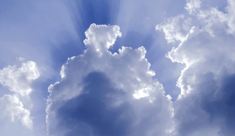 天空中的雲朵圖片