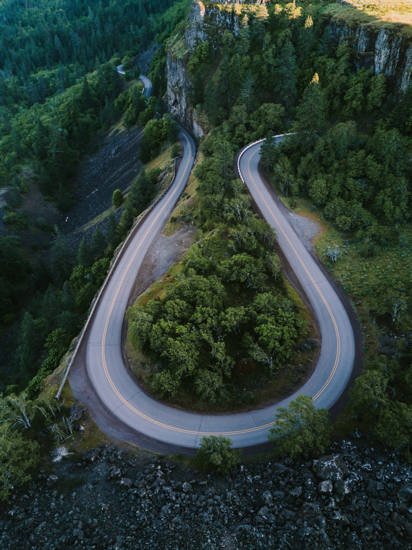 彎曲盤旋的山路圖片